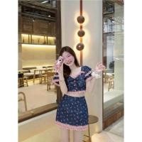 ราคา เสื้อครอปคอเหลี่ยมกว้าง แขนสั้นทรงตุ๊กตาพองๆ แต่งขอบด้วยลูกไม้ฉลุ กระโปรงยีนส์สั้นทรงเอเอวสูง (40079740867)