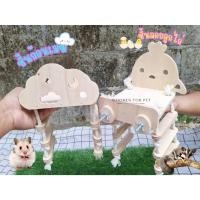 ราคา ชั้นลอยชูการ์ ของเล่นนก ติดกรง ห้อยกรง สำหรับนกแก้ว บุชเบบี้ ฟอพัส เลิฟเบิร์ด ของเล่นสัตว์เลี้ยงมีบันไดเชือก ล็อคกรงได้ (27358400607)