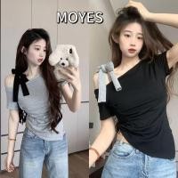 ราคา MOYES พร้อมส่ง เสื้อยืดคอเฉียงสีเทาผูกโบว์แขนสั้นสำหรับผู้หญิงในฤดูร้อนพร้อมจีบไม่สม่ำเสมอและเสื้อเปิดไหล่ (29339657465)