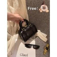 ราคา A224 กระเป๋าหนัง มันเงา ทรงหมอน แฟชั่น แถมพวงกุญแจ (43772917565)