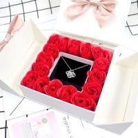 ราคา กล่องของขวัญดอกกุหลาบพร้อมสร้อยคอรูปโคลเวอร์สี่แฉก สร้อยคอ ดอกกุหลาบปลอมมีกลิ่นหอม ของขวัญให้แฟน กล่องของขวัญ (25391821831)
