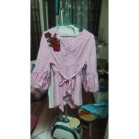 ราคา เสื้อคอปาด แขนพอง สายดอกกุหลาบสีชมพู (29560843775)