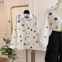 ราคา พร้อมส่ง GMG เสื้อเชิ้ตแขนยาวผ้าคอตตอนพรีเมี่ยม สีโทนขาวละมุน เสื้อทรงคอปก ดีเทลลายดอกไม้สีดำเหลือง (49607699790)