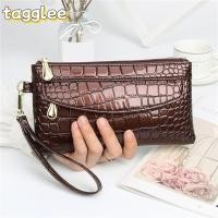 ราคา TAGGLEE กระเป๋าสตางค์สุภาพสตรี สีแดง ดีไซน์ซิปสองช่อง พร้อมกระเป๋าคลัทช์หนังจระเข้ (52257003658)