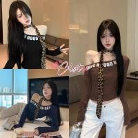 ราคา Cilset พร้อมส่ง เสื้อแขนยาว ดีเทลเปิดไหล่ น่ารักๆ แต่งสกีนตัวอักษร สีพื้นทรงรัดรูป FY8718 (57950775604)