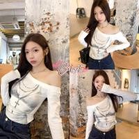 ราคา Cilset พร้อมส่ง เสื้อแขนยาวเปิดไหล่สีขาว ดีเทลแต่งลายสกีนเท่ๆคาวอี้ FY9475 (53702124855)
