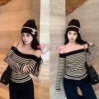 ราคา Cilset พร้อมส่ง เสื้อเปิดไหล่แขนยาว ดีเทลลายทาง ผ้านุ่มนิ่มสีขาวดำน่ารักสไตล์เกาหลี Y9366 (44374638585)