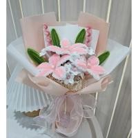 ราคา พร้อมส่ง ช่อดอกไม้ ช่อดอกลิลลี่ ช่อดอกไม้รับปริญญา ช่อดอกไม้ลวดกำมะหยี่ (44203498167)