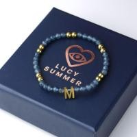 ราคา LUCYSUMMER กำไลข้อมือหินแท้ ไพลิน Blue Sapphire คั่นด้วย Pyrite พร้อมจี้ตัวอักษร A Z สีทอง (27855664772)
