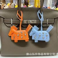 ราคา เสื้อคลุมหนัง หมุดย้ํา กระเป๋าโพนี่จี้สงครามม้ารถพวงกุญแจกระจกมองหลังแองเจิลเพกาซัสจี้ (49555629190)