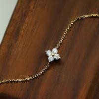 ราคา สร้อยข้อมือเงินสเตอร์ลิ่ง 925 และทองคำ 14K ออกแบบเล็กหรูหราด้วยดอกไม้สี่แฉกและเพชร (53708678534)