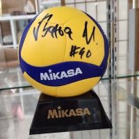 ราคา ลูกวอลเลย์บอล MIKASA พร้อมลายเซ็นนักกีฬาต่างชาติ 4 คน ขนาด 15ซม เซ็นสดจากสนาม (42528879244)
