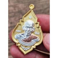 ราคา เหรียญใบสาเก พุ่มข้าวบิณฑ์ ไตรมาส 65 หลวงพ่อพัฒน์ วัดห้วยด้วน เนื้อ 3k หมายเลข 1949 (53759461143)