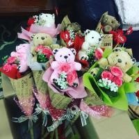 ราคา ช่อด้ามตุ๊กตาหมี ของขวัญรับปริญญา ช่อดอกไม้ตุ๊กตาหมี ปัจฉิม รับปริญญา ช่อตุ๊กตา ดอกไม้สเตตีส ดอกไม้รับปริญญา (6053270467)