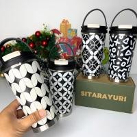 ราคา SITARAYURI แก้วยูริ สีดำขาว 4 ลาย หูหิ้วโค้งซิลิโคนถอดได้ เก็บอุณหภูมิ ร้อน เย็น ขนาด 560ml สแตนเลส 304 food grade (29229879945)