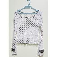 ราคา เสื้อเชิ้ตแขนยาวสีขาวจุดดำ ผ้าลูกไม้ ผ้าสลาฟ แบบไหล่เอียงเปิดไหล่ มีสไตล์ ลายดอกไม้ อก 38 ยาว 19 นิ้ว มือ1 (48410291069)