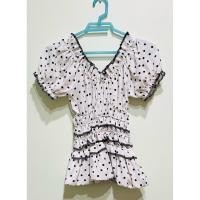ราคา เสื้อคอวีแขนตุ๊กตาทรงบอลลูนสีขาวลายจุด ป้าย SUGARIO ผ้าไหมอิตาลี สม็อคเอว ไซร้ SM อก 28 34 ยาว 21 นิ้ว (45761337450)