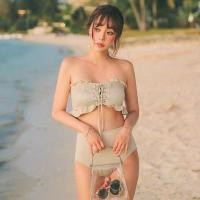 ราคา Gwenny M XL ชุดว่ายน้ำสไตล์เกาหลี สีเบจ กระโปรงแขนเปิดหลัง มีเชือกลacet up หน้า และกางเกงเอวสูง (46707429821)