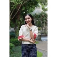 ราคา เสื้อพื้นเมืองผ้าฝ้าย สีครีมธรรมชาติทรงคอปาด แต่งงานปักผ้าม้ง งานกระดุมตกแต่งงานซิปหลัง อัดกาวทั้วตัวใส่สบาย (22956456334)