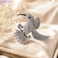 ราคา APERY คริสตัล Hummingbird เข็มกลัด ส่วนบุคคล Elegant Bird Badge Pin ตกแต่งเสื้อผ้าเครื่องประดับอุปกรณ์เสริม Rhinestone Luxury Zircon Bird เข็มกลัดงานปาร์ตี้ (58061953322)