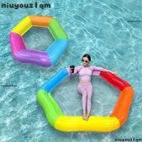 ราคา NIUYONI สระน้ําเป่าลมลอย ลายเส้นสีสันสดใสหนา PVC เตียงลอยพอง รูปร่างหกเหลี่ยมทนทานขนาดใหญ่ตาข่ายที่นั่งสระว่ายน้ําหกเหลี่ยมเก้าอี้สระว่ายน้ําสระว่ายน้ํา (56562604220)