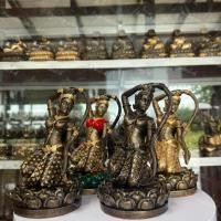 ราคา พระแม่ธรณี บีบมวยผม ประทับดอกบัว มวลสารแร่เหล็กน้ำพี้ ขนาดกว้าง3 5นิ้ว ยาว3 8นิ้ว สูง7นิ้ว (40280923527)