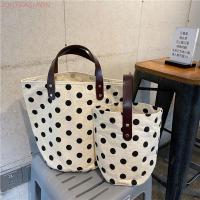 ราคา JUNYFASHION Polka Dot Canvas Bucket Bag กระเป๋าถือ Wave Point สไตล์เกาหลี กระเป๋าใส่ข้าวกลางวันแบบพกพา Tote Bag ความจุขนาดใหญ่ Mummy Bag Storage Bag (51211360061)
