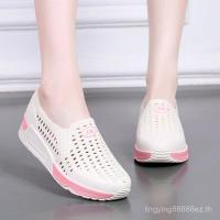 ราคา เรียบร้อยแล้ว8เจ จัดส่งจากประเทศไทย รองเท้าพยาบาลผู้หญิงส้นลิ่มสีขาวฤดูร้อนความงามรองเท้ารูพลาสติกระบายอากาศไม่ยางเท้าระงับกลิ่นกายเพิ่มความสูงหนา พื้นรองเท้า รองเท (50262572660)