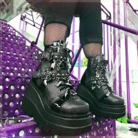 ราคา รองเท้าบูทส้นตึกสีดำ บูทหุ้มข้อแต่งค้างคาวและโซ่ สไตล์ Gothic Punk มาร์ตินบูทแฟชั่นคอสเพลย์ Y2K ส้นหนาพิเศษ PBS181 (51563130605)