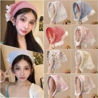 ราคา ผ้าพันคอสามเหลี่ยมลูกไม้ลายหมากรุก สีฟ้าอ่อน พร้อมใช้เป็นผ้าคลุมศีรษะและหมวกสำหรับวันหยุดชายหาด (51358817705)