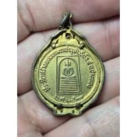 ราคา เหรียญกลมเล็ก ลงยา ในหลวง ร 5 สร้างพระบรมราชานุสาวรีย์ ร 5 จ อ่างทอง ปี 2533 เลี่ยมล้อมเพชรเก่า (48114064924)