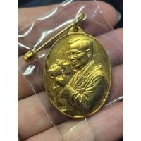 ราคา เหรียญในหลวงทรงกล้อง แบบสีทอง ปี2542 สวยมาก มีรอยจาร (48712113460)