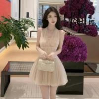 ราคา จีนฤดูร้อนสไตล์ใหม่วันหยุดท่องเที่ยวเซ็กซี่สีเบจชุดชีฟองผู้หญิง ผอมลง ดูคอวีแขนกุดลูกไม้เย็บ ก เส้น ชุด (56761917787)