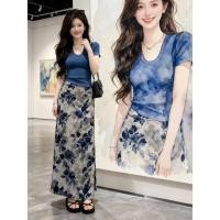 ราคา จีนฤดูร้อนสไตล์ใหม่วันหยุดท่องเที่ยวชุดลําลองเสื้อผ้าผู้หญิง ผอมลง ดูยืดหยุ่นคอวีแขนสั้นสีฟ้าเสื้อยืด เอวสูงพิมพ์ชีฟองกลางความยาว ก เส้น กระโปรงสอ (54710941186)