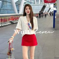 ราคา จีนฤดูร้อนสไตล์ใหม่วันหยุดท่องเที่ยวชุดลําลองผู้หญิงหลวมสีขาวคอวีแขนสั้นเสื้อยืด เอวสูงสีแดง ก เส้น กระโปรงชุดสองชิ้น (52710890690)