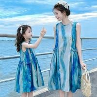 ราคา สวมใส่น่ารัก เวอร์ชั่นเกาหลีพ่อแม่และลูกสวมแม่ขอทานกระโปรงชายหาดชุดวันหยุดครอบครัวสาม สี่เสื้อสีฟ้าคู่ชุดฤดูร้อน 2026 (47315923273)