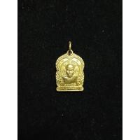 ราคา เหรียญเสมาเล็กเนื้อทองฝาบาตร หลวงพ่อหอม วัดชากหมาก จังหวัดระยอง สร้างปี 2546 (56665317893)