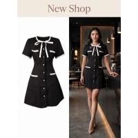 ราคา ชุดเดรสสั้น คอผูกโบว์ขาว กระดุมมุก มีกระเป๋าหน้า ทรงเอ ทรงสวย สีดำ ความยาวชุด 35 นิ้ว (44613992888)