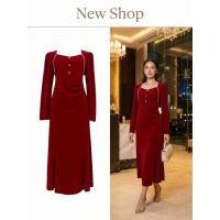 ราคา ชุดเดรสกำมะหยี่ สีแดง คอเหลี่ยมมน แต่งกระดุมหน้า จับจีบช่วงเอว มีซิปซ่อนข้างลำตัว (43629526780)
