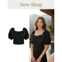 ราคา เสื้อครอป สีดำ คอเหลี่ยม แขนทรงตุ๊กตา โบว์หน้า ซิปด้านหลัง ความยาวเสื้อ 15 นิ้ว (54714425160)