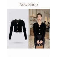 ราคา เสื้อครอปเเขนยาว คอวี กระดุมสีทอง ผ้ากำมะหยี่ สีดำ (52609659135)
