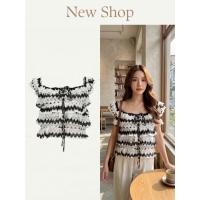 ราคา เสื้อครอปลูกไม้ เสื้อแต่งระบายชั้น คอเหลี่ยม ผูกโบว์ด้านหน้า ซ่อนยางยืดหลังและไหล่ ลาย สีขาวดำ ความยาว16นิ้ว (50414328170)