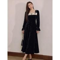 ราคา ชุดเดรสกำมะหยี่แขนยาว คอเหลี่ยม ปลายแขนจั๊ม ดีเทลโบว์ด้านหน้า มีซิปด้านข้าง สีดำ ใส่ออกงานสุภาพ ความยาว46นิ้ว (49204593563)