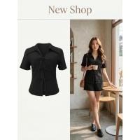 ราคา เสื้อแขนสั้นผูกโบว์หน้า สีดำ ทรงเข้ารูป ผ้าลายนูน (44909919473)