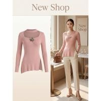 ราคา เสื้อแขนยาวไหมพรม ประดับเข็มกลัดดอกไม้ สีชมพูพีช ชายเสื้อผ่าข้าง (47060126093)