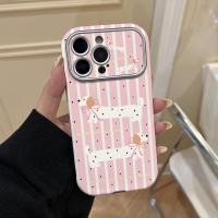 ราคา เคสไอโฟน TPU นุ่มผิวลายหนังลูกพีช ขอบชุบเงินโลหะหน้าต่างกล้องใหญ่ ลายสุนัขดัชชุนโบว์ริบบิ้น สีพื้นลายเส้นตั้งชมพู ขาว สไตล์ละมุนสาวกันรอยนิ้วมือ กันกระแทก สำหรับ เคสไอโฟน 17 16 15 14 13 (56513811129)