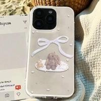 ราคา เคสไอโฟนPCแข็งผิวสีเงินลูซ ลายกระต่ายหูยาวหมีตุ๊กตาโบว์สีขาว เมฆเล็กกระจาย กรอบกล้องยกสูง กันรอยขีดข่วน สไตล์หวานละมุนผู้หญิง เคสไอโฟน 13 17 16 15 14 (48162453735)