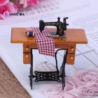 ราคา Honeyby Dollhouse เฟอร์นิเจอร์จิ๋ว จักรเย็บผ้าขนาดเล็ก โต๊ะผ้า ตกแต่ง 1 12 ของเล่น Nice (49467230553)