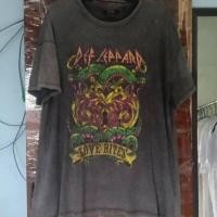 ราคา เสื้อวง Def Leppard ลาย Love Bites แบรนด์ Bershka แท้ ไซส์ L ผ้าฟอกสีเทาดำสไตล์วินเทจ (53167526634)