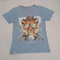 ราคา เสื้อยืดมือสอง Here There C A สีฟ้าครามลายริ้ว ลายเสือโคร่งใส่แว่น ไซส์ 158 164 มีตำหนิรูมด (43784251303)